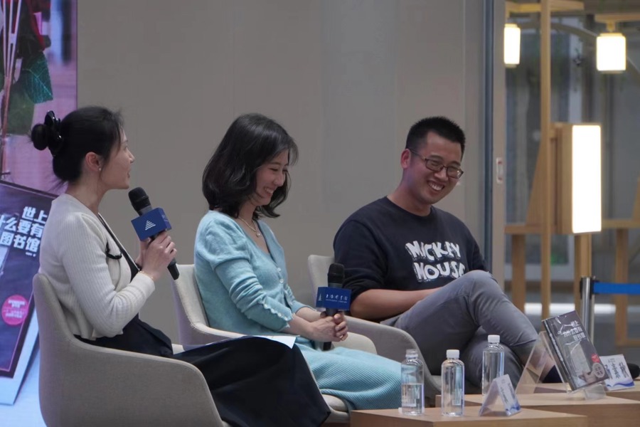 杨素秋(中)在上海图书馆东馆与读者见面